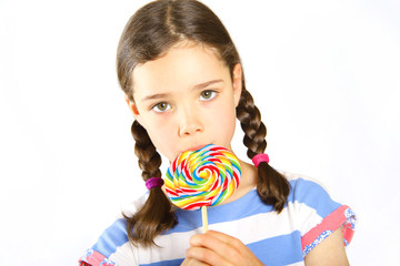 Ein Mädchen nascht einen Lolli