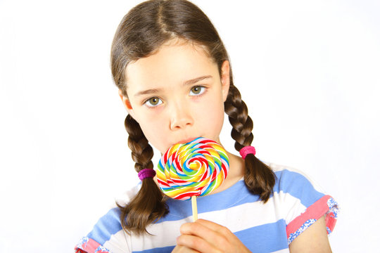 Ein M&auml;dchen nascht einen Lolli