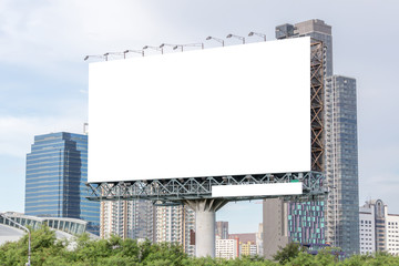 Obraz premium Blank billboard ready for new advertisement with city view background