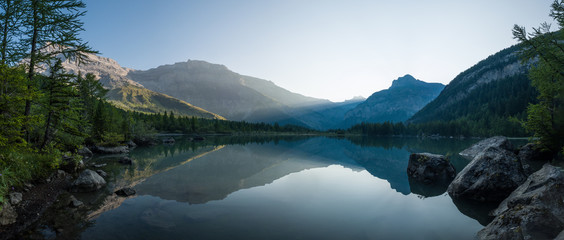Panorama matinal du lac Derborence