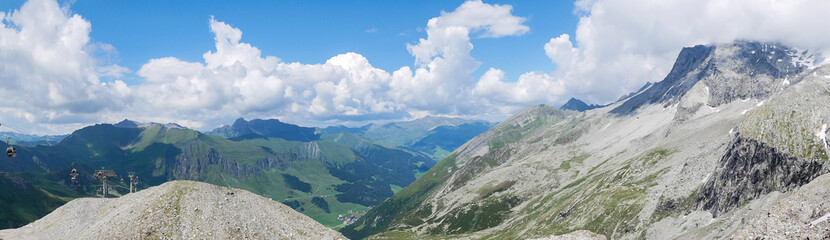Obraz premium Mountain panorama with clouds, blue sky, rocks, scenic view