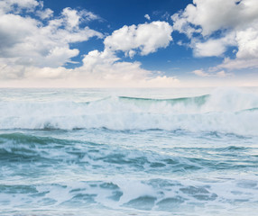 beautiful cloudy sky over tranquil sea waves