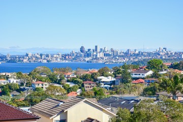 Obraz premium Scenic View of Residential Buildings with Sydney Skylines in the Background