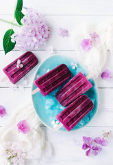 Brombeer ombre Eis am Stiel mit griechischem Joghurt - Popsicles