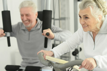 Obraz premium Portrait of active smiling senior couple in gum