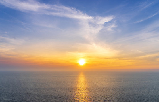 Fototapeta scenic of sunset on seascape skyline background