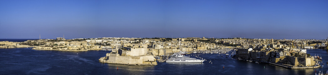 Fototapeta na wymiar Panoramic skyline of Valleta Malta