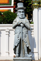 Obraz premium Giant europe rock statues figure beside a gate in Wat Pho in Wat Pho or Wat Phra Chetuphon Vimolmangklararm Rajwaramahaviharn is one of Bangkok's oldest temples.
