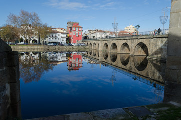 Fototapeta premium Rio Tamega y puente romano de Chaves, Portugal