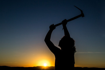 Agricultor trabajando durante el amanecer