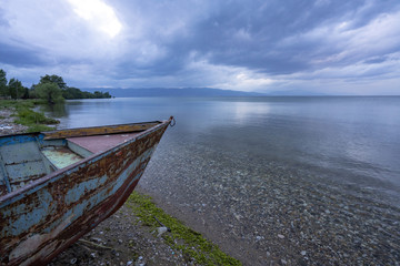 Obraz premium Lake Ohrid landscapes and Boat washed on beach in Macedonia