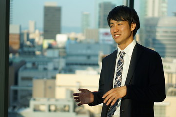 説明するビジネスマン