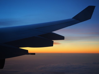 Fototapeta premium View from an airplane window to see the sky in the evening time at sunset in beautiful colors.