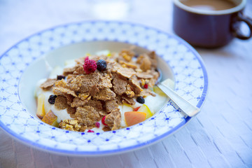 Frühstück mit Waldbeeren-Müsli und Kaffee am Morgen, Draufsicht 