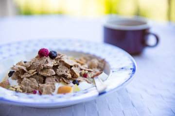 Frühstück mit Waldbeeren-Müsli und Kaffee am Morgen, Draufsicht 