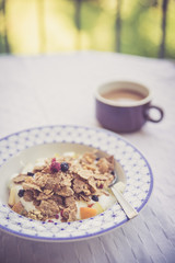 Frühstück mit Waldbeeren-Müsli und Kaffee am Morgen, Draufsicht 