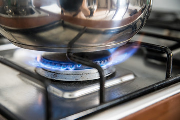 Metalltopf auf blauer Erdgasflamme, Herd 