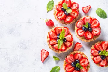 Selbstklebende Fototapete Dessert Erdbeertorte auf Weiß. Sommerdessert mit Beeren