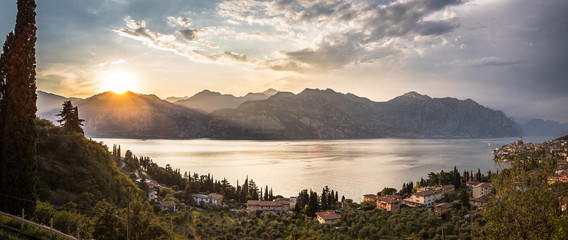 Ausblick auf Malcesine, Gardasee, Italien. Italienische Häuser, See und Berge, Panorama