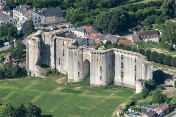 Fototapeta na wymiar vue aérienne du château en ruine de La fierté Milon dans l'Aisne en france