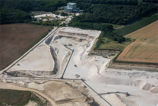 vue aérienne d'une carrière à Crépy-en-Valois dans l'Oise en France