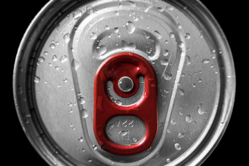 Detalle de lata de refresco cerrada y mojada. 