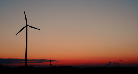 Obraz premium Windrad im Sonnenaufgang