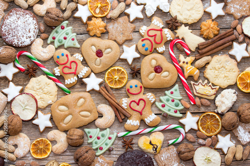 "Lustige Lebkuchen zum Weihnachtsfest" Stockfotos und lizenzfreie