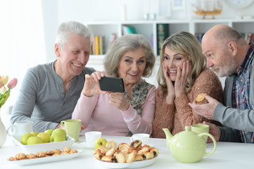 Obraz na płótnie Canvas Senior couples taking selfie with smartphone at home