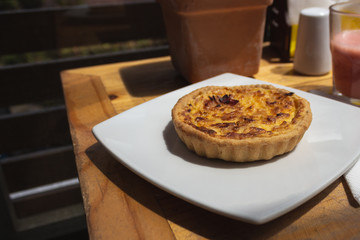Desayuno de quiche queso y tocino
