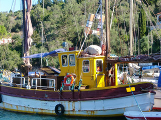 An old fishing boat in the port of Gaios on Paxos in Greece © Heinz