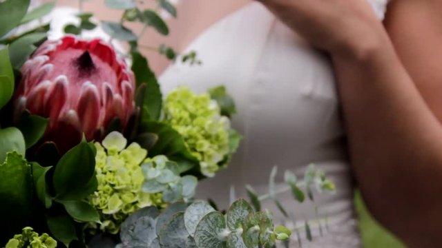 noiva com buque de protea 