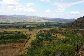 Fototapeta na wymiar Landschaft - Landwirtschaft und Berge auf Kuba - Trinidad