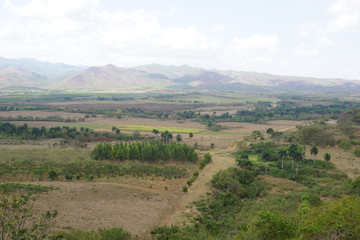 Fototapeta na wymiar Landschaft - Landwirtschaft und Berge auf Kuba - Trinidad