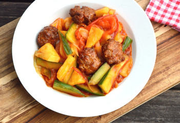 Sweet and sour sauce mixed vegetable fried with seasoning minced pork. (Thai name is  pt bprieow waan)