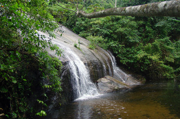 Fototapeta na wymiar Cachoeira em Ilhabela