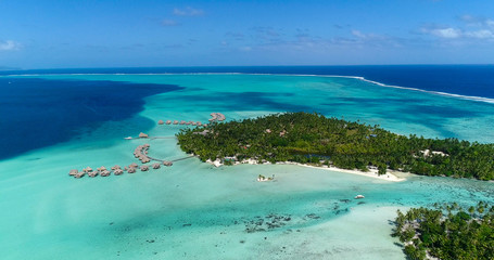 Obraz premium Water bungalows resort at islands, french polynesia in aerial view