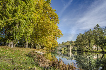 Puente medieval sobre el río Arnoia en Allariz, Ourense, España, en otoño