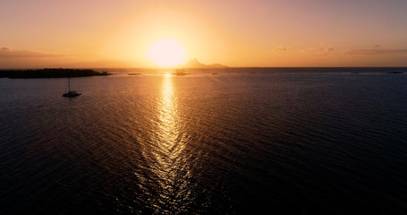 Obraz premium sunset on an islet in French Polynesia