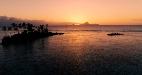 Fototapeta na wymiar sunset on an islet in French Polynesia