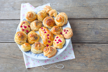 Hefeteilchen mit Beeren oder Mohn