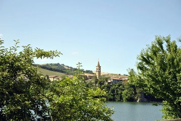 Fototapeta na wymiar italian lake in Marche region