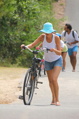 Famille de cyclistes en vacances-1