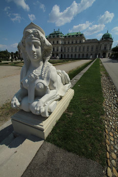 sculpture d'un lion &agrave; t&ecirc;te de feme dans le ch&acirc;teau du belv&eacute;d&egrave;re &agrave; vienne en autriche