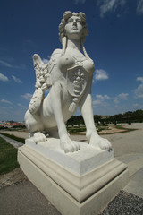 sculpture d'un lion à tête de feme dans le château du belvédère à vienne en autriche