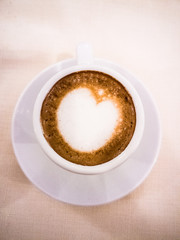 Tazza di caffè macchiato caldo