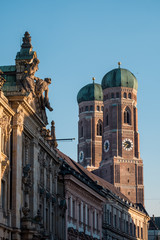 Fototapeta na wymiar Frauenkirche München (Dom zu unserer lieben Frau) bei Sonnenuntergang / Abendsonne