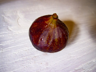 ripe figs on wood surface