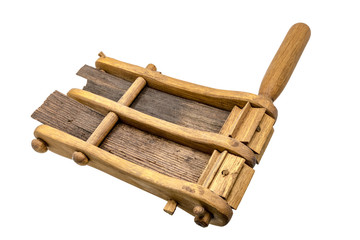 Alte Handgefertigte hölzerne Ratsche / Schnarre freigestellt auf weiß  