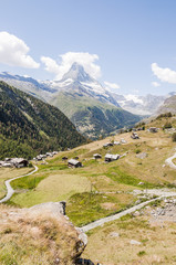 Fototapeta premium Zermatt, Findeln, Weiler, Alm, Wanderweg, Matterhorn, Alpen, Wallis, Walliser Berge, Walliser Häuser, Sommerhitze, Bergwiese, Sommer, Schweiz